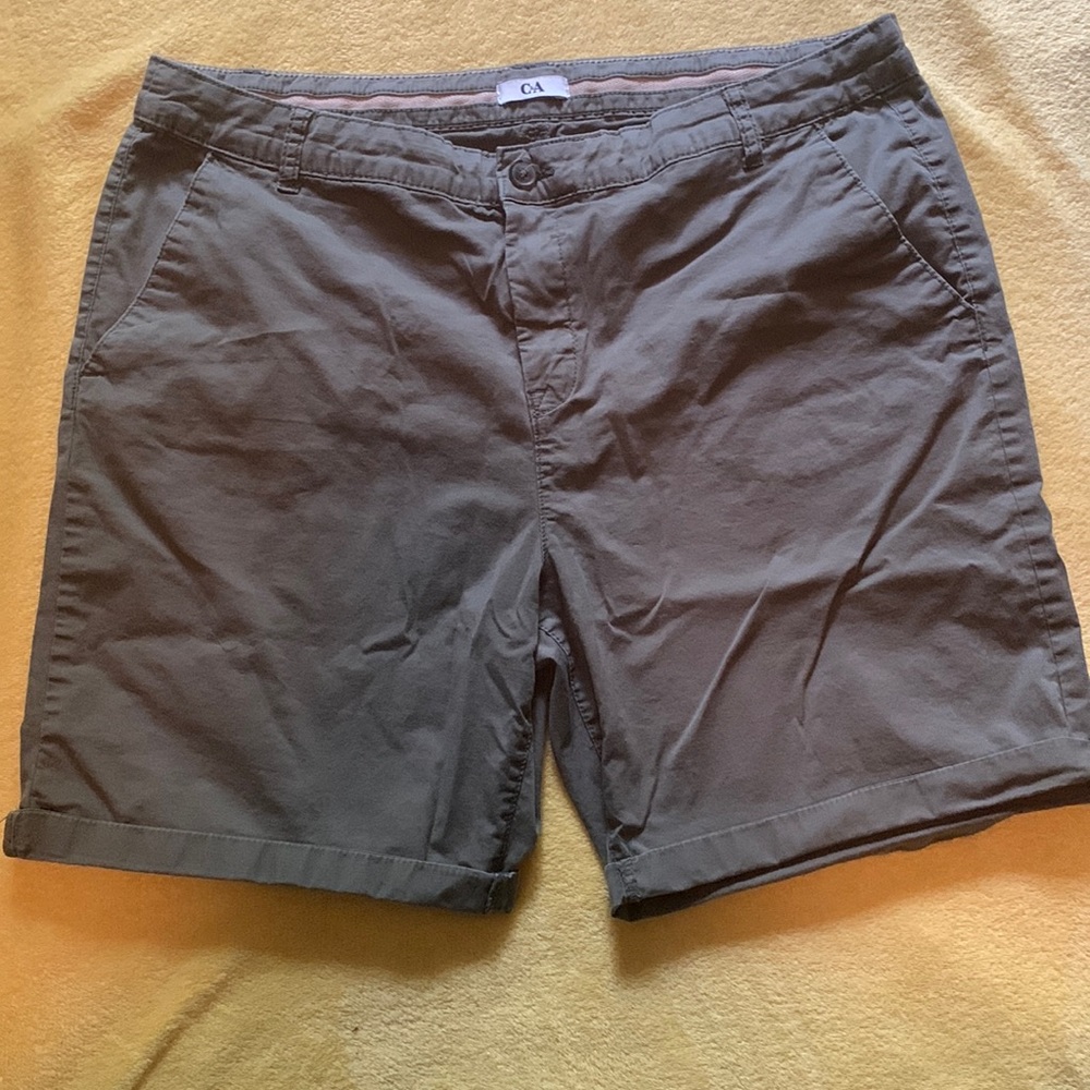 These are olive green shorts from the brand C&A. They are size 46.